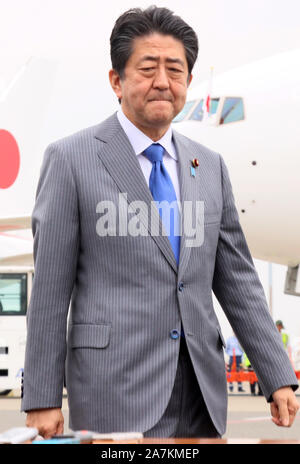 Tokyo, Japon. 29Th sep 2019. Le Premier ministre japonais Shinzo Abe quitte l'Aéroport International de Bangkok de Toyota à Tokyo le dimanche, Novembre 3, 2019. Abe va à des réunions au sommet de l'ASEAN. Credit : Yoshio Tsunoda/AFLO/Alamy Live News Banque D'Images