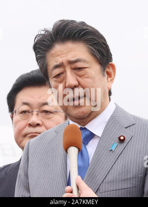 Tokyo, Japon. 29Th sep 2019. Le Premier ministre japonais Shinzo Abe s'adresse aux journalistes avant qu'il ne quitte l'Aéroport International de Bangkok à Toyota à Tokyo le dimanche, Novembre 3, 2019. Abe va à des réunions au sommet de l'ASEAN. Credit : Yoshio Tsunoda/AFLO/Alamy Live News Banque D'Images