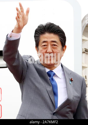 Tokyo, Japon. 29Th sep 2019. Le Premier ministre japonais Shinzo Abe quitte l'Aéroport International de Bangkok de Toyota à Tokyo le dimanche, Novembre 3, 2019. Abe va à des réunions au sommet de l'ASEAN. Credit : Yoshio Tsunoda/AFLO/Alamy Live News Banque D'Images