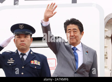 Tokyo, Japon. 29Th sep 2019. Le Premier ministre japonais Shinzo Abe (R) quitte l'Aéroport International de Bangkok de Toyota à Tokyo le dimanche, Novembre 3, 2019. Abe va à des réunions au sommet de l'ASEAN. Credit : Yoshio Tsunoda/AFLO/Alamy Live News Banque D'Images