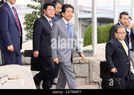 Tokyo, Japon. 29Th sep 2019. Le Premier ministre japonais Shinzo Abe (C) quitte l'Aéroport International de Bangkok de Toyota à Tokyo le dimanche, Novembre 3, 2019. Abe va à des réunions au sommet de l'ASEAN. Credit : Yoshio Tsunoda/AFLO/Alamy Live News Banque D'Images