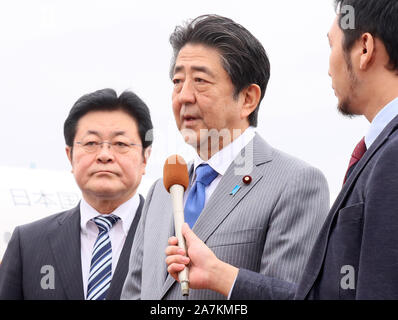 Tokyo, Japon. 29Th sep 2019. Le Premier ministre japonais Shinzo Abe s'adresse aux journalistes avant qu'il ne quitte l'Aéroport International de Bangkok à Toyota à Tokyo le dimanche, Novembre 3, 2019. Abe va à des réunions au sommet de l'ASEAN. Credit : Yoshio Tsunoda/AFLO/Alamy Live News Banque D'Images