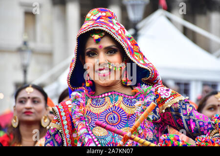 Londres, Royaume-Uni. 29Th sep 2019. Maire de Londres célèbre la Fête des Lumières avec Diwali à Trafalgar Square en fête des lumières, qui est célébrée par les Hindous, les sikhs et Jain les collectivités de tout Londres et partout dans le monde, va voir la place prennent vie avec la musique et la danse, la nourriture et les boissons, les étals de marché et des activités créatives pour toute la famille le 3 novembre 2019, Londres, Royaume-Uni. Crédit photo : Photo Creidt Capital/Alamy Live News Banque D'Images