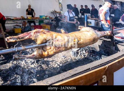 Samara, Russie - 5 octobre 2019 : la cuisson des carcasses d'agneau à la broche cuit au charbon chaud en plein air pendant les vacances. La torréfaction traditionnelle serbe ou d'agneau Banque D'Images