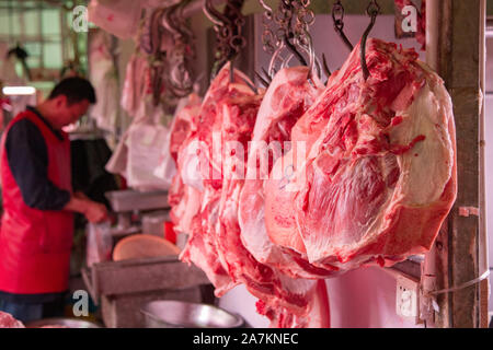 --FILE--un vendeur chinois vend des produits de viande de porc et d'autres à son échoppe dans un marché libre à Shanghai, Chine, le 12 avril 2019. La Chine va prendre des mesures Banque D'Images