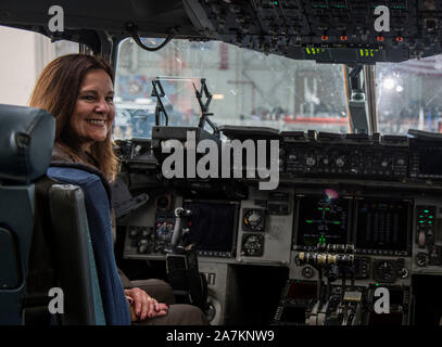 Karen Pence, épouse du vice-président Mike Pence, est assis dans le cockpit d'un Air Force C-17 Globmaster avion pendant une visite à Joint Base Charleston avec Première Dame Melania Trump le 30 octobre 2019 à Charleston, Caroline du Sud. La Première Dame a visité une école pour les familles militaires soldats s'adresse ensuite à la base. Banque D'Images