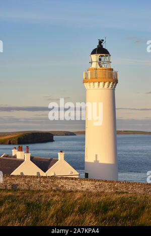 Cantick Head Lighthouse sur les murs du Sud, Orcades, en Écosse. Sur les approches sud de Scapa Flow. Banque D'Images