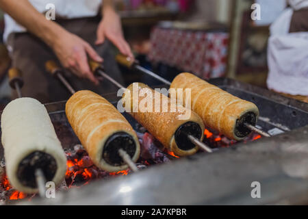 Préparation de la célèbre, traditionnels et délicieux gâteau Cheminée Hongrois Banque D'Images