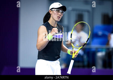 Joueur de tennis professionnel chinois Zheng Saisai joue contre le joueur de tennis professionnel italien Jasmine Paolini à la première ronde de WTA Guangzhou O Banque D'Images