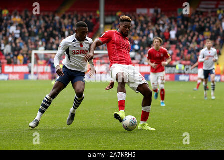 Charlton Athletic's Chuks Aneke et Preston North End's Darnell Fisher en action au cours de la Sky Bet match de championnat à La Vallée, Charlton. Banque D'Images