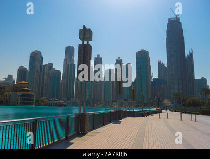 Dubaï, Émirats arabes unis - 17 octobre 2019 : paysage urbain de Dubaï Burj Khalifa Lake, près de centre commercial de Dubaï aux Émirats Banque D'Images