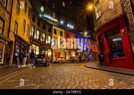 La célèbre Edinburgh West Bow & rue Victoria montrant des couleurs vives et des détails dans une Scène nocturne : Édimbourg, Écosse. Banque D'Images