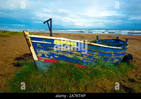 Bateau de pêche abandonnés et abandonnées sur la plage au bord de la mer Marske North Yorkshire UK Banque D'Images