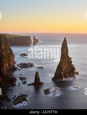 Duncansby Stacks, Caithness, Highland, en Écosse, au lever du soleil Banque D'Images