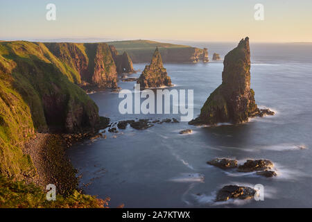 Duncansby Stacks, Caithness, Highland, en Écosse, au lever du soleil Banque D'Images
