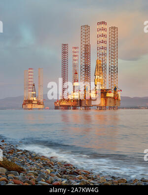 La plate-formes pétrolières au large de l'Estuaire de Cromarty Cromarty, Highland, en Écosse. Banque D'Images