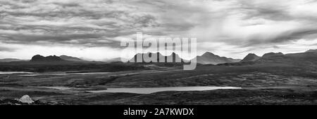 Inselberg panorama. LtoR Suilven, Canisp, Cul Mor, Stac Pollaidh, Cul Beag et Coigach. Vu de l'Achnahaird, Wester Ross, Highland, en Écosse. Banque D'Images