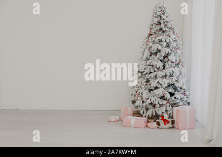 Arbre de Noël blanc en bas avec Konate-Noël Banque D'Images