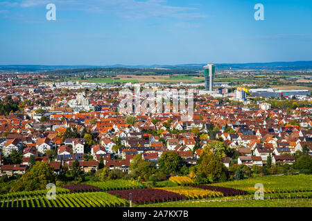 Allemagne, vue aérienne au-dessus de l'horizon, les toits, les maisons et la tour de ville fellbach près de Stuttgart à l'automne saison derrière vignes colorées Banque D'Images