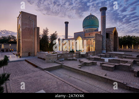 Photo de nuit illuminée de Amir-Timur-mausolée Gur-Emir ou mausolée de Tamerlan, Samarkand, Ouzbékistan, l'Asie centrale Banque D'Images
