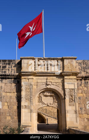 La porte de l'avancée de la bastion Saint-Jean ville de Birgu - Vittoriosa à Malte et civil ensign avec croix de Malte. Banque D'Images