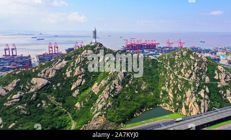 Une vue aérienne de côtes et au port de Yangshan port, un port en eau profonde pour les porte-conteneurs dans la Baie de Hangzhou, qui contribue pour 43,9  % le total e Banque D'Images