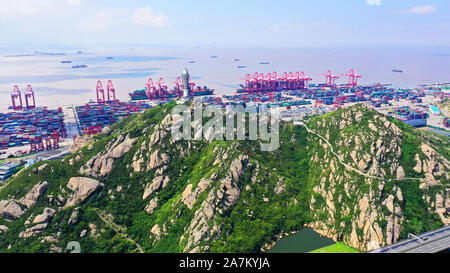 Une vue aérienne de côtes et au port de Yangshan port, un port en eau profonde pour les porte-conteneurs dans la Baie de Hangzhou, qui contribue pour 43,9  % le total e Banque D'Images