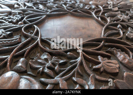 Une vue en gros plan d'une belle table en bois sculpté ancien Banque D'Images