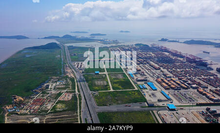 Une vue aérienne de côtes et au port de Yangshan port, un port en eau profonde pour les porte-conteneurs dans la Baie de Hangzhou, qui contribue pour 43,9  % le total e Banque D'Images