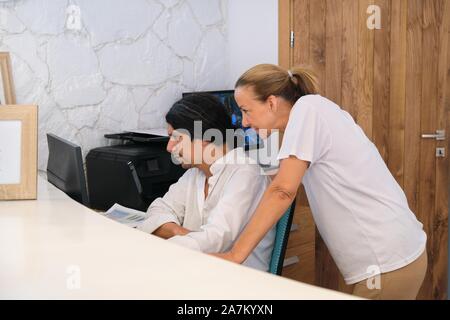 Groupe de l'homme et la femme près de réceptionnistes/24 Banque D'Images