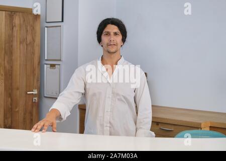L'homme responsable de l'hôtel, debout près de la réception, resort sea hotel Banque D'Images