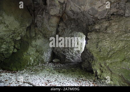 Vieil ermite caverne dans les montagnes Banque D'Images