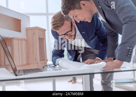 Deux architectes attentivement les ébauches du nouveau projet Banque D'Images