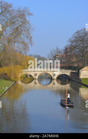 Promenades en barque sur la rivière Cam, le long du dos vers Clare Bridge et Clare College, Université de Cambridge, Cambridge. Cambs., l'Angleterre. Banque D'Images