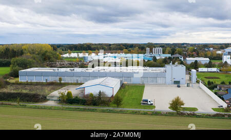 Goldenstedt, Allemagne. 06Th Nov, 2019. Une vue sur les locaux d'Fleisch-Krone-Feinkost GmbH. Après la découverte d'un soupçon de listeria dans des boulettes de viande, la production à l'usine touchés dans le district de Goldenstedt Vechta a été suspendue. (Photo aérienne avec un bourdon). Credit : Mohssen Asssanimoghaddam/dpa/Alamy Live News Banque D'Images