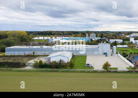 Goldenstedt, Allemagne. 06Th Nov, 2019. Une vue sur les locaux d'Fleisch-Krone-Feinkost GmbH. Après la découverte d'un soupçon de listeria dans des boulettes de viande, la production à l'usine touchés dans le district de Goldenstedt Vechta a été suspendue. (Photo aérienne avec un bourdon). Credit : Mohssen Asssanimoghaddam/dpa/Alamy Live News Banque D'Images