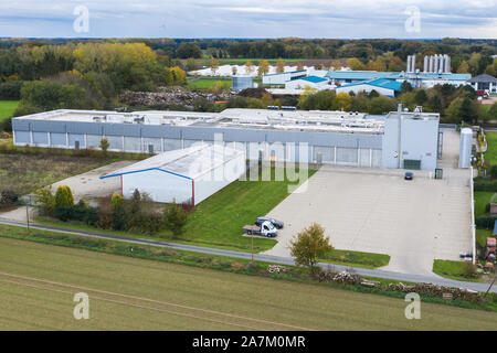 Goldenstedt, Allemagne. 06Th Nov, 2019. Une vue sur les locaux d'Fleisch-Krone-Feinkost GmbH. Après la découverte d'un soupçon de listeria dans des boulettes de viande, la production à l'usine touchés dans le district de Goldenstedt Vechta a été suspendue. (Photo aérienne avec un bourdon). Credit : Mohssen Asssanimoghaddam/dpa/Alamy Live News Banque D'Images