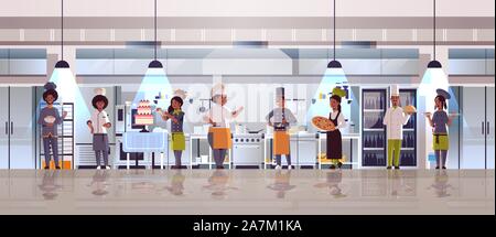 Différents chefs Standing together african american hommes femmes r en uniforme la cuisine moderne cuisine restaurant concept l'illustration vectorielle horizontale pleine longueur Illustration de Vecteur