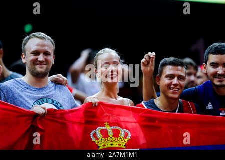 Venez applaudir les fans serbe de basket-ball serbe sur le stand lors de la troisième série de groupe d'Italie contre la Serbie 2019 Coupe du Monde de Basket-ball de la FIBA Banque D'Images
