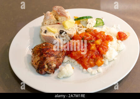 Une vue en gros plan d'un braai sud-africain delious ou déjeuner barbecue, poulet, mangerons repas avec de la sauce, du pain frais et salade Banque D'Images