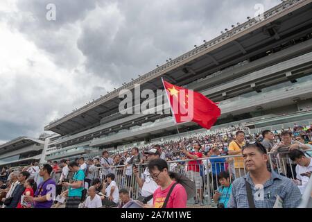 Drapeau national de la Chine est perçue lors de la cérémonie d'ouverture de la saison 2019/2020 La Course de chevaux dans le sud de la Chine à Hong Kong de Regi Banque D'Images