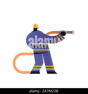 Pompier POMPIER courageux flexible holding en uniforme et un casque de pompier de service d'urgence d'éteindre le feu concept télévision fond blanc vector illustration pleine longueur Illustration de Vecteur