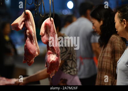 Les clients chinois acheter du porc et d'autres produits de viande à un marché libre dans le comté de Yunyang, Chongqing, Chine, 31 août 2019. La Chine prendra des mesures pour Banque D'Images