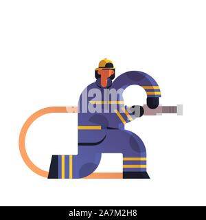 Pompier POMPIER courageux flexible holding en uniforme et un casque de pompier de service d'urgence d'éteindre le feu concept télévision fond blanc vector illustration pleine longueur Illustration de Vecteur