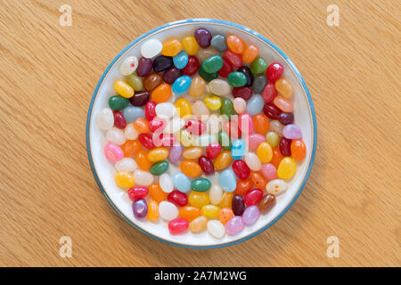 Un assortiment de bonbons colorés dans un plat : des sucreries ou des bonbons Banque D'Images