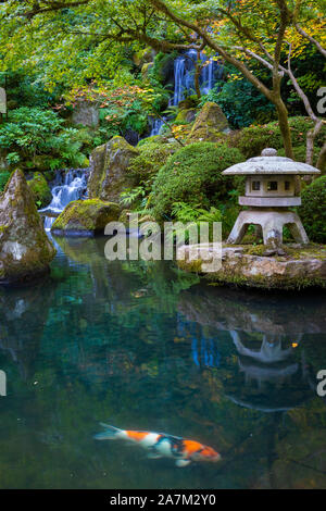 Le jardin japonais de Portland est un jardin traditionnel japonais occupant 12 hectares, situé à l'intérieur de Washington Park des collines à l'ouest de Portland, Oregon Banque D'Images