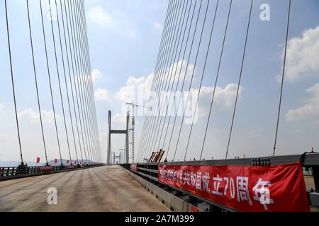 Les travailleurs chinois au travail du détroit de Pingtan Pont rail-route, la plus longue du monde cross-mer route-rail bridge, à Fuzhou City, au sud-est de Fujian en Chine Banque D'Images