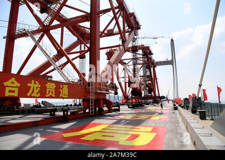 Les travailleurs chinois au travail du détroit de Pingtan Pont rail-route, la plus longue du monde cross-mer route-rail bridge, à Fuzhou City, au sud-est de Fujian en Chine Banque D'Images