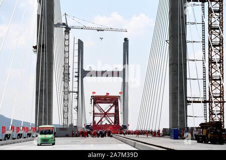 Les travailleurs chinois au travail du détroit de Pingtan Pont rail-route, la plus longue du monde cross-mer route-rail bridge, à Fuzhou City, au sud-est de Fujian en Chine Banque D'Images