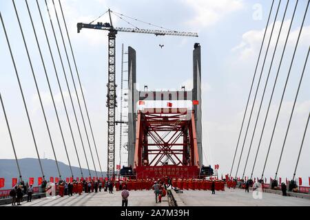 Les travailleurs chinois au travail du détroit de Pingtan Pont rail-route, la plus longue du monde cross-mer route-rail bridge, à Fuzhou City, au sud-est de Fujian en Chine Banque D'Images
